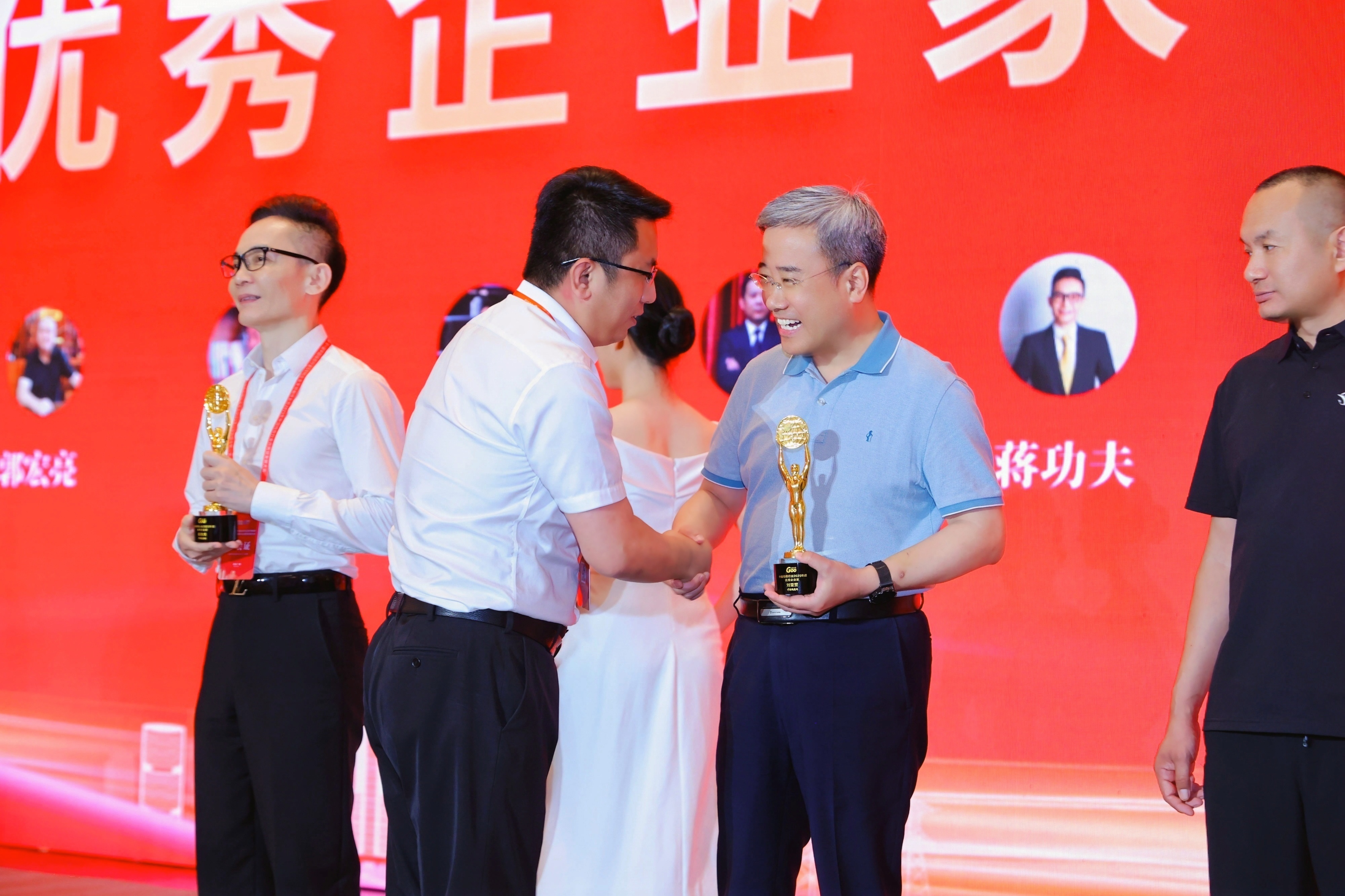 青纜副董事長(zhǎng)總經(jīng)理劉亞罡榮獲 第一屆中國(guó)線纜行業(yè)“優(yōu)秀企業(yè)家”稱號(hào)(圖1)